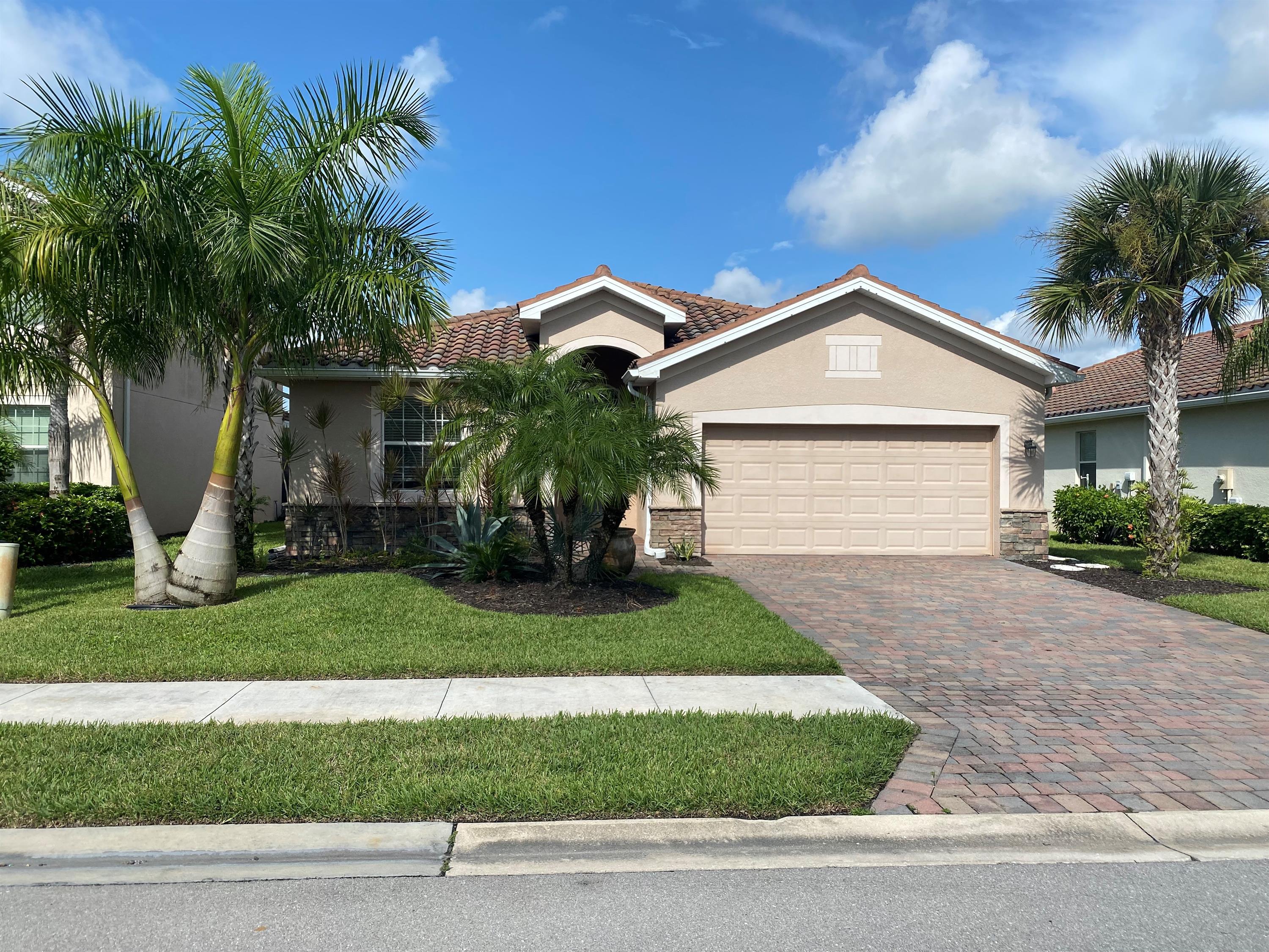 2466 Heydon Circle East